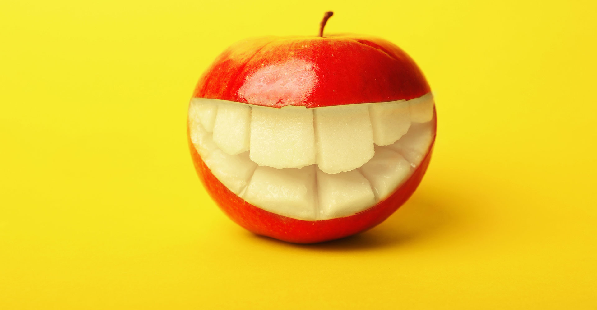 Funny smiling apple on color background - ODEA Marketing - ODEA Marketing -  Be BOLD